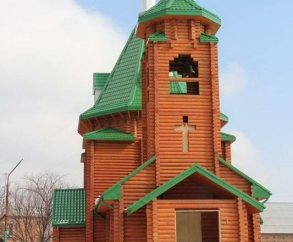 Храм царственных страстотерпцев в Батайске (7 км от Ростова). В честь семьи Романовых