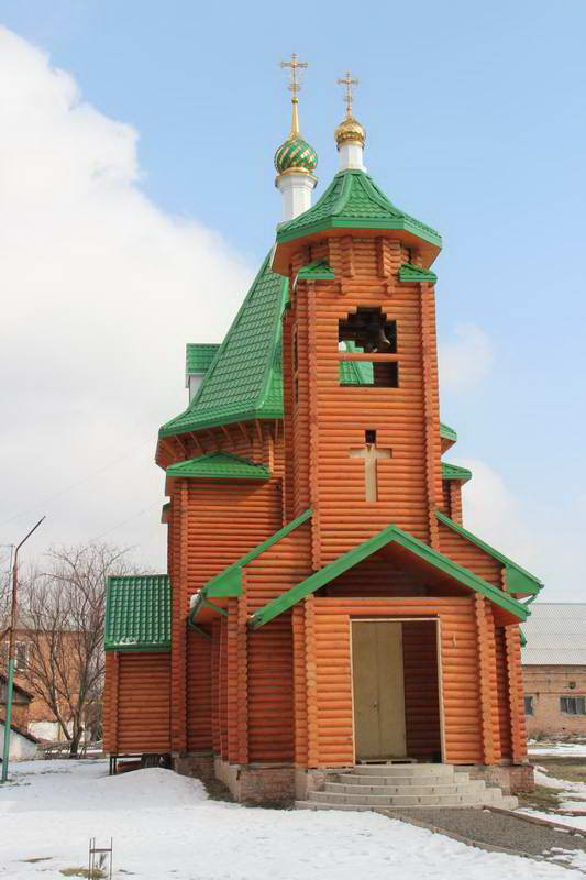 Храм царственных страстотерпцев в Батайске (7 км от Ростова). В честь семьи Романовых